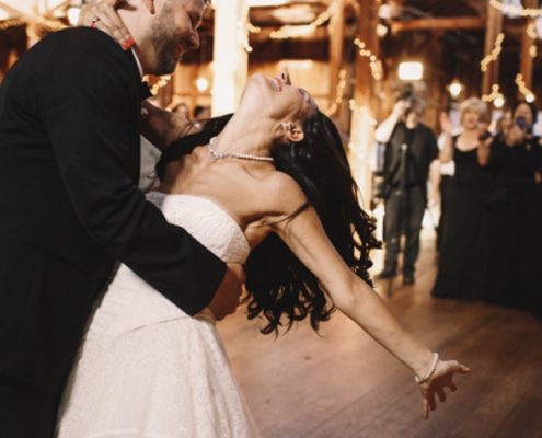 Brautpaar tanzt glücklich vor den Hochzeitsgästen