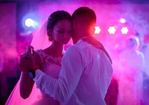 Brautpaar tanzt den Hochzeits Walzer