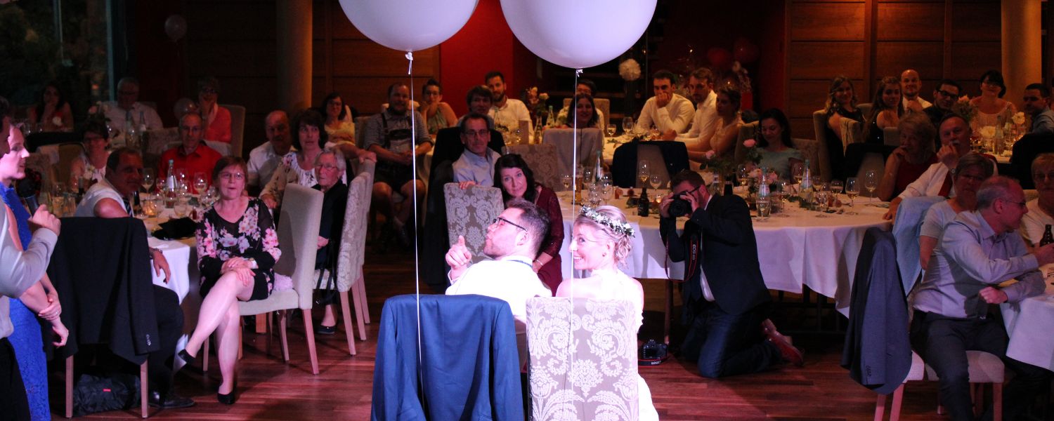 Brautpaar bei der Hochzeitsfeier zum Thema DJ Hochzeit