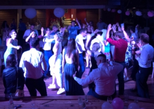 Hochzeitsgäste am Tanzen und Feiern auf der Tanzfläche